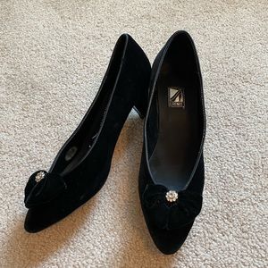 Black velvet 90s 2.5 inch pumps / kitten heels - great for dress up!
